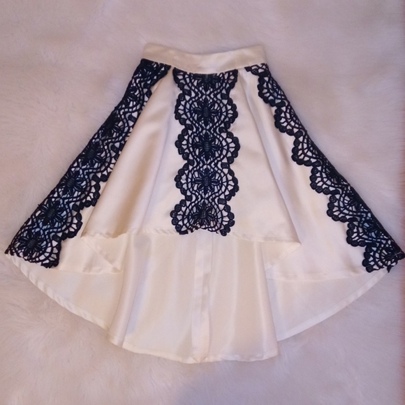 π€ HOST PICK π€ Silky White Scalloped Black Lace AppliquΓ© High Low Skirt XXS - Picture 2 of 2